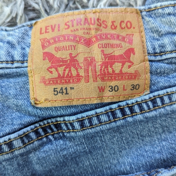 Levi's 541 Ankle 30x25 Raw Hem Light Wash Lightly Distressed Jeans - Picture 7 of 13